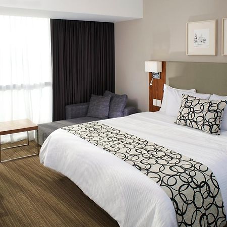 Casa Inn Premium Hotel Керетаро Экстерьер фото A bed runner