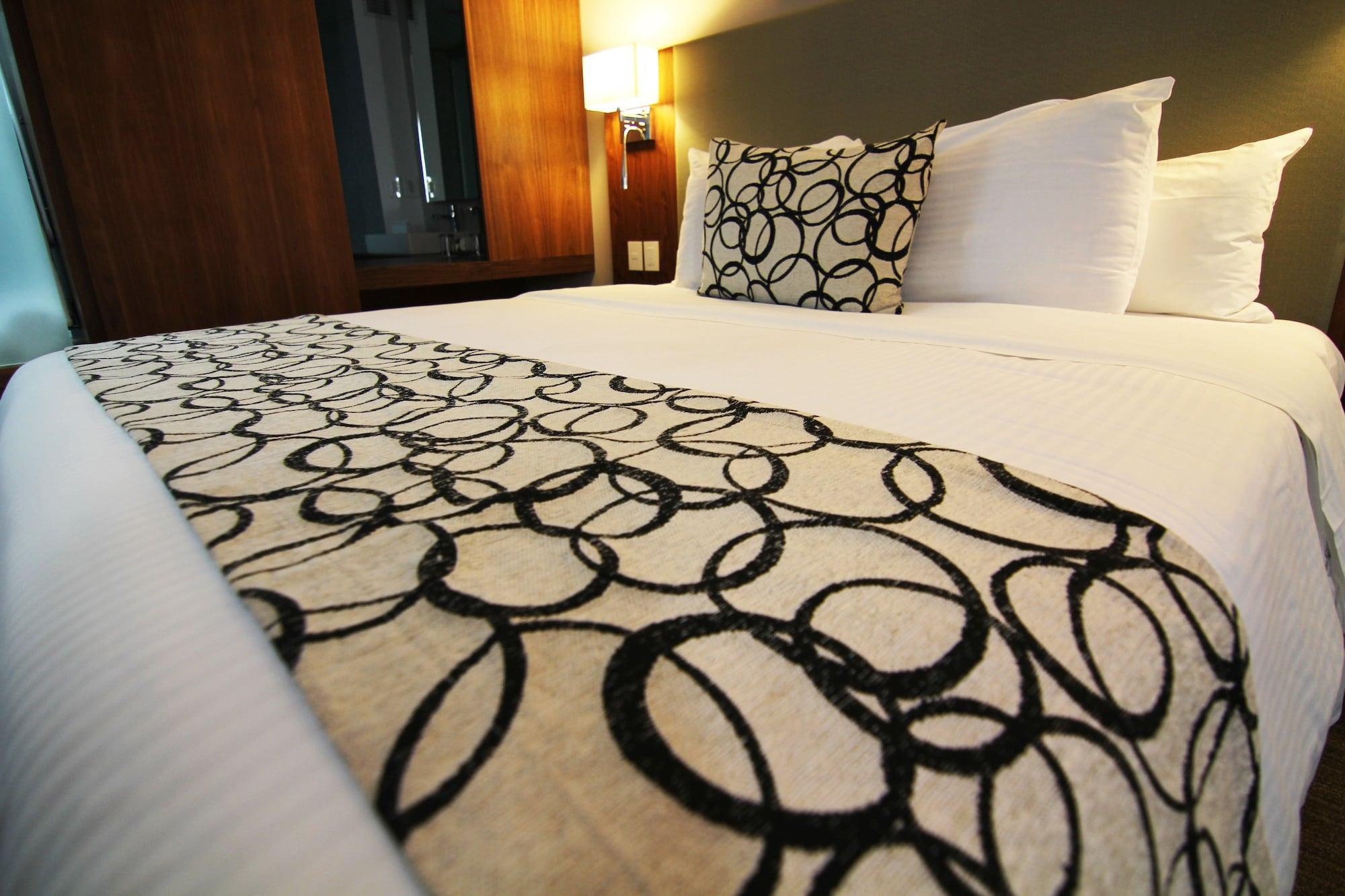 Casa Inn Premium Hotel Керетаро Экстерьер фото A bed runner