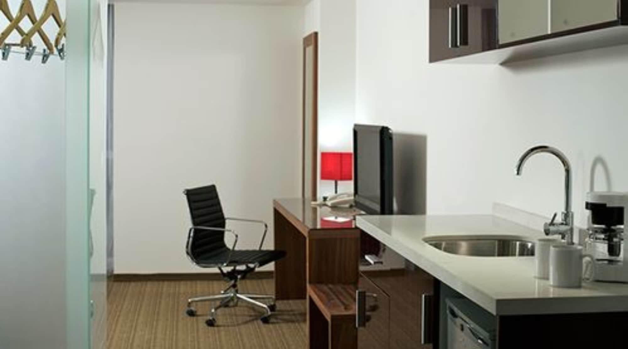 Casa Inn Premium Hotel Керетаро Экстерьер фото A typical studio apartment