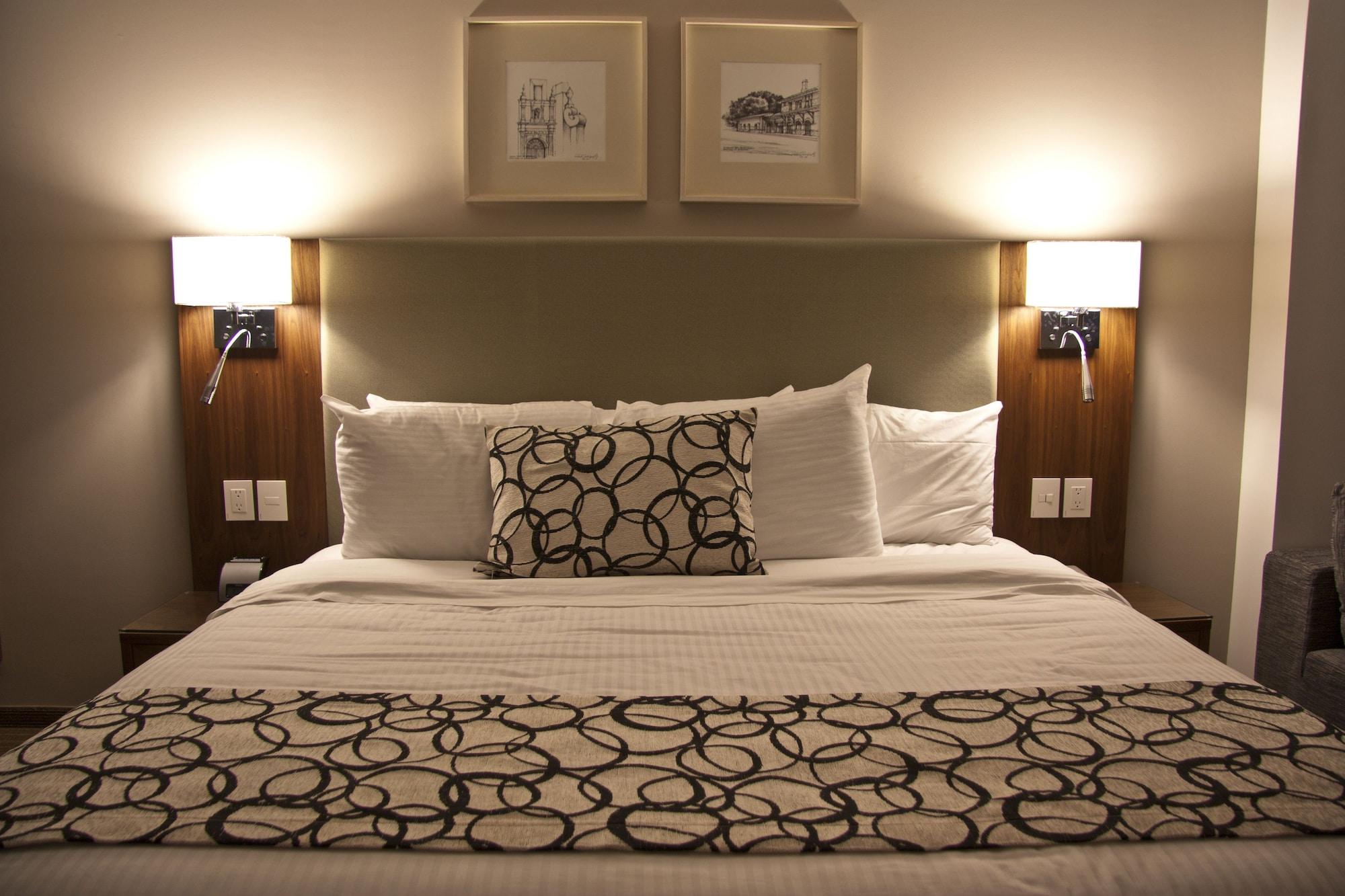 Casa Inn Premium Hotel Керетаро Экстерьер фото A bed