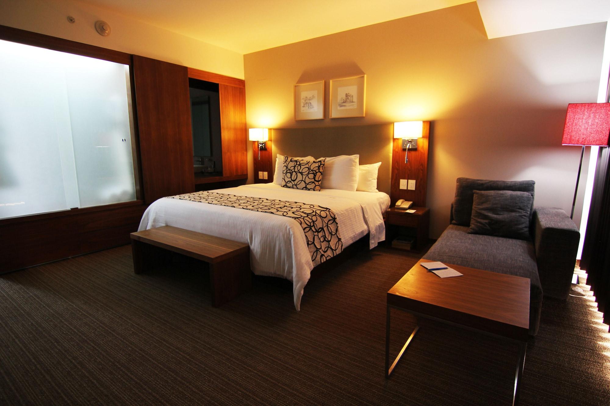 Casa Inn Premium Hotel Керетаро Экстерьер фото A room at the hotel