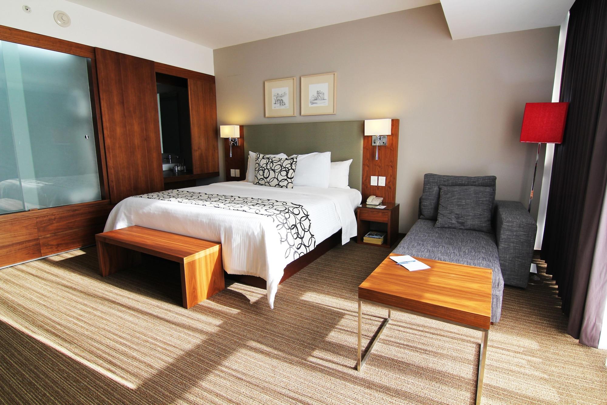 Casa Inn Premium Hotel Керетаро Экстерьер фото A room at the hotel