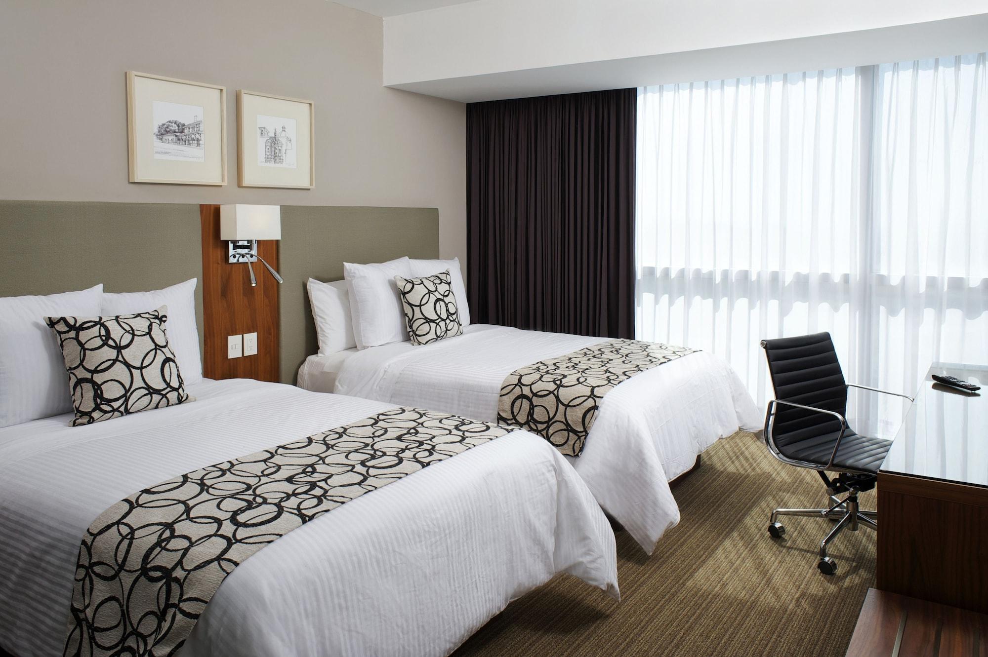Casa Inn Premium Hotel Керетаро Экстерьер фото A room at the hotel
