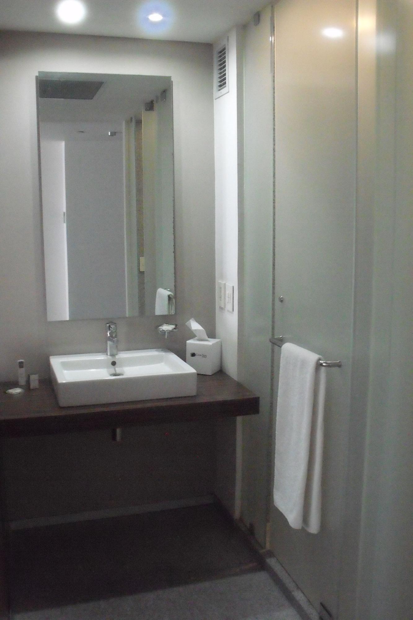 Casa Inn Premium Hotel Керетаро Экстерьер фото A bathroom in a hotel