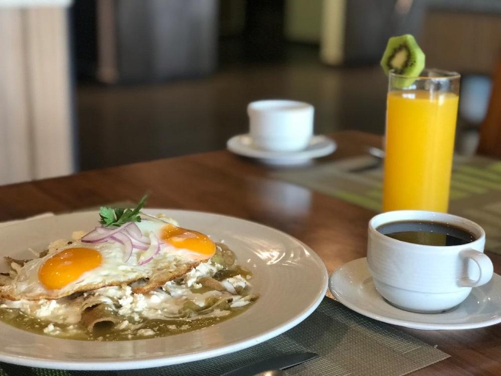Casa Inn Premium Hotel Керетаро Экстерьер фото Huevos rancheros