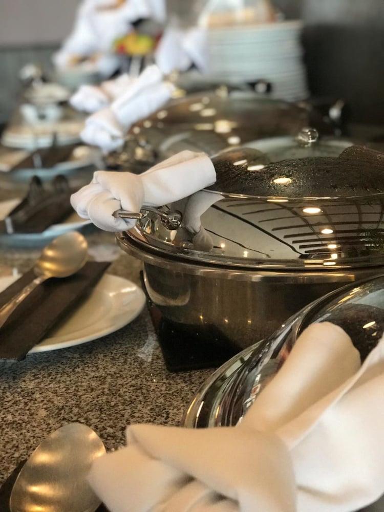 Casa Inn Premium Hotel Керетаро Экстерьер фото A chafing dish