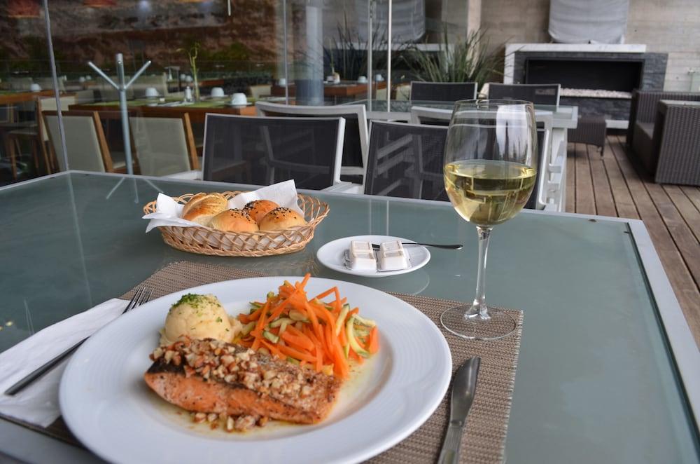 Casa Inn Premium Hotel Керетаро Экстерьер фото A meal at the restaurant
