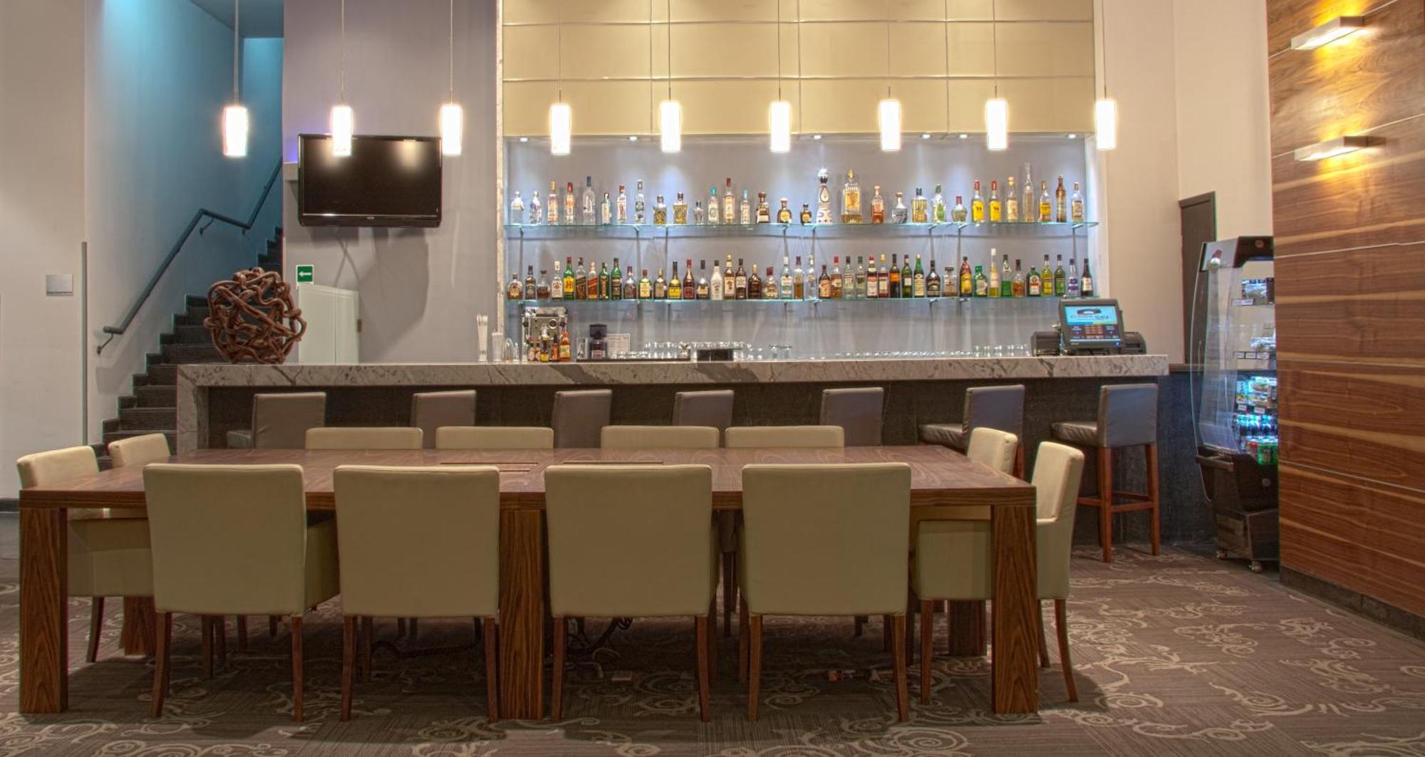 Casa Inn Premium Hotel Керетаро Экстерьер фото The bar at the lounge