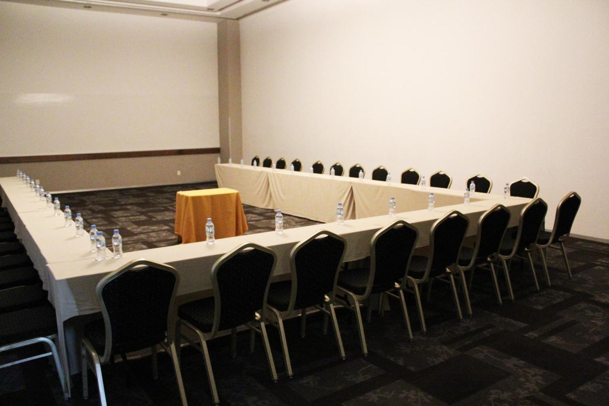 Casa Inn Premium Hotel Керетаро Экстерьер фото U-shaped table