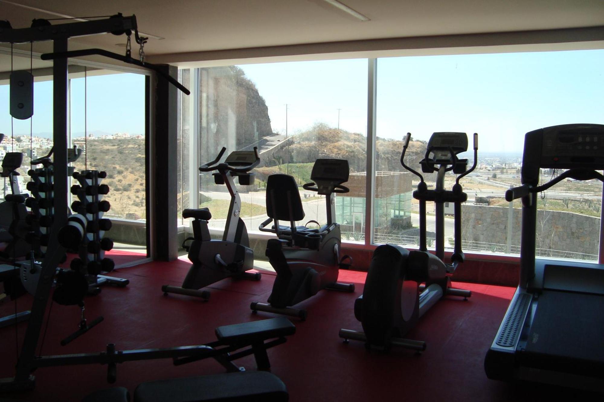 Casa Inn Premium Hotel Керетаро Экстерьер фото A gym in Athens, Greece