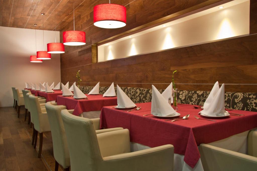 Casa Inn Premium Hotel Керетаро Экстерьер фото Restaurant interior