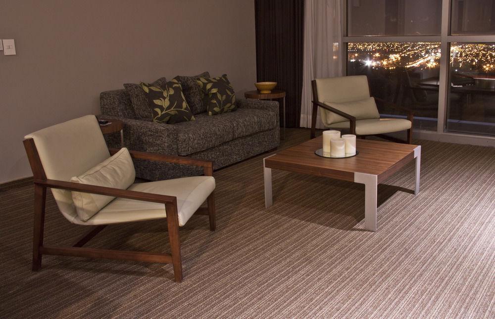 Casa Inn Premium Hotel Керетаро Экстерьер фото A room with carpet