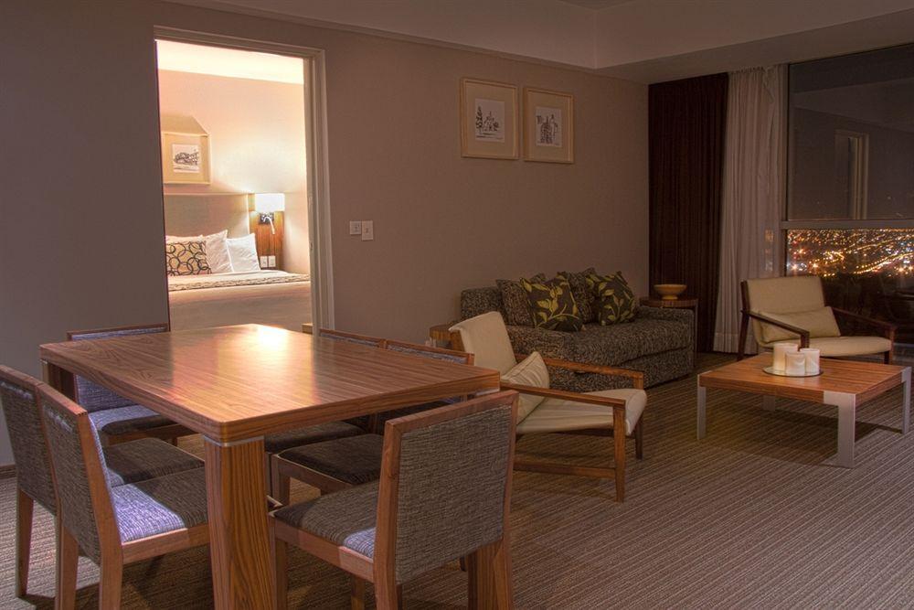 Casa Inn Premium Hotel Керетаро Экстерьер фото A suite at the Hilton London Heathrow