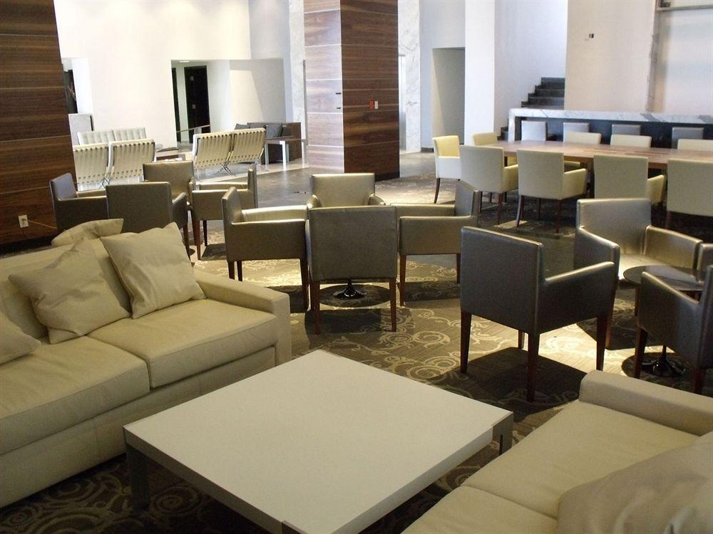 Casa Inn Premium Hotel Керетаро Экстерьер фото The lounge at the airport