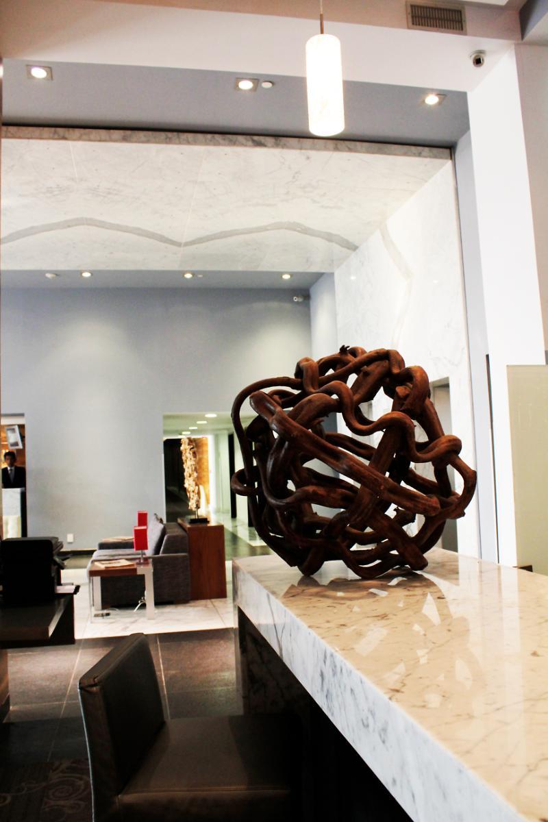Casa Inn Premium Hotel Керетаро Экстерьер фото The sculpture "The World" by the artist at the entrance of the hotel