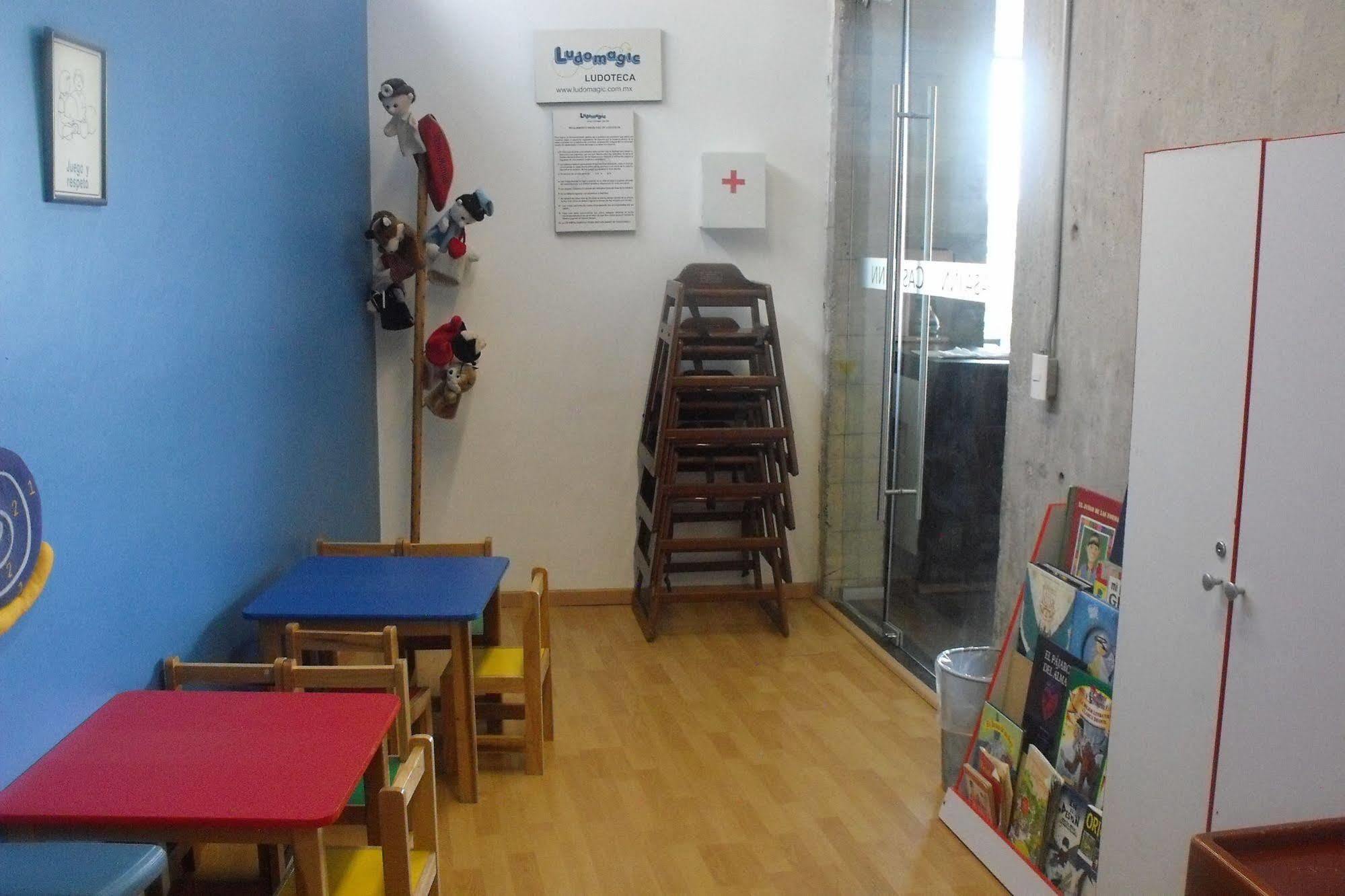 Casa Inn Premium Hotel Керетаро Экстерьер фото The waiting room of a doctor's office in Italy