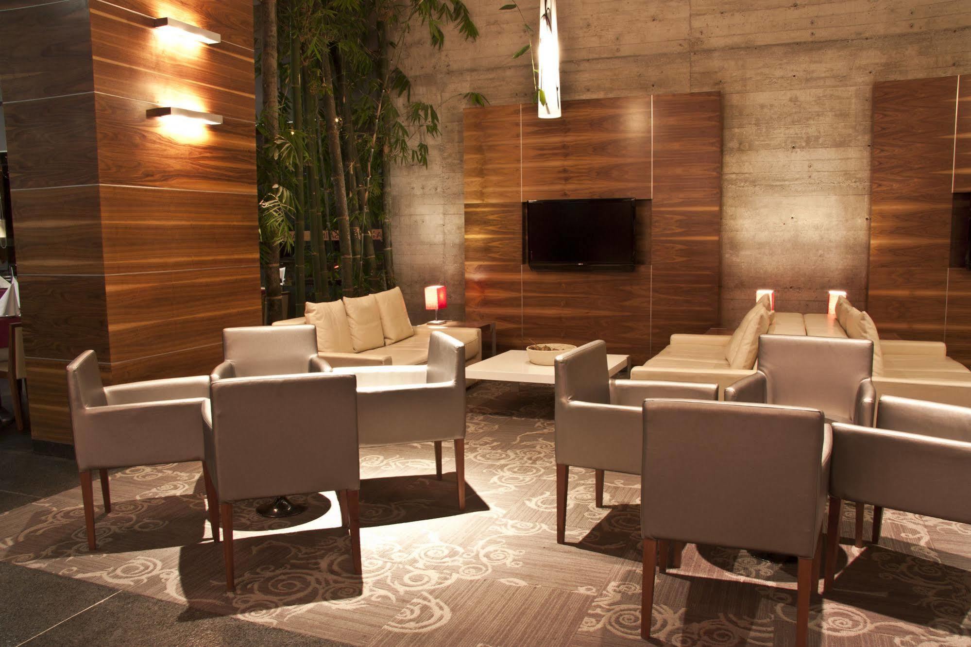 Casa Inn Premium Hotel Керетаро Экстерьер фото The lounge at the airport