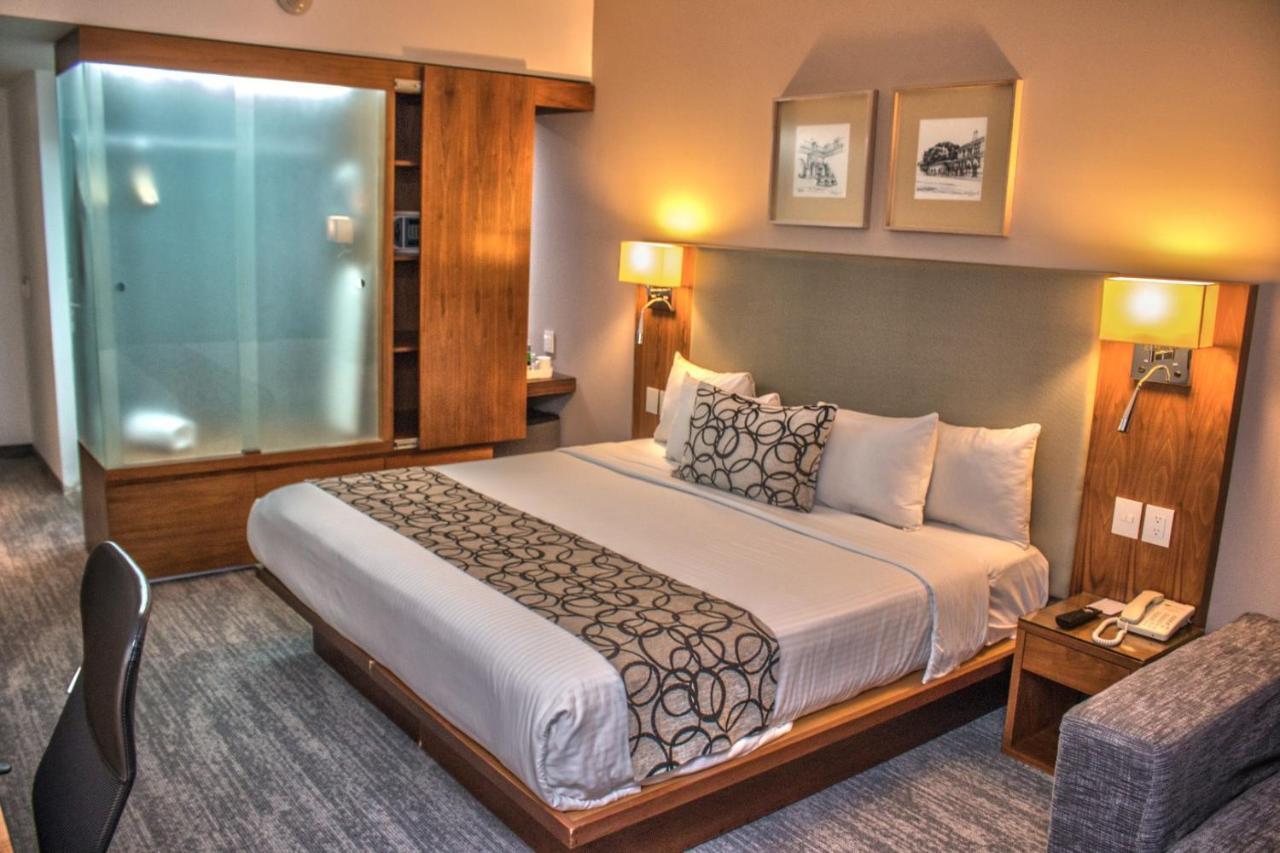 Casa Inn Premium Hotel Керетаро Экстерьер фото A room at the hotel
